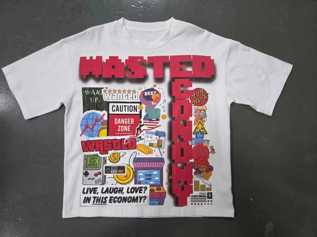 Campione di T-shirt bianca con grande grafica multicolore sul davanti