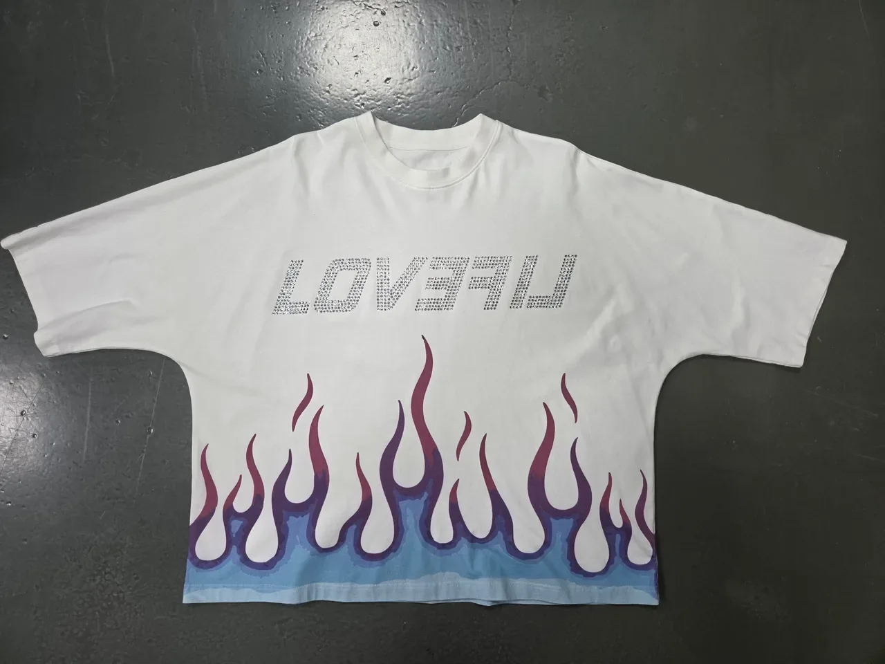 T-shirt bianca con stampa a fiamme sul fondo e scritte in strass